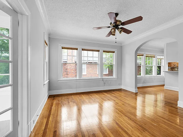 2557 Myra St — Photo 15