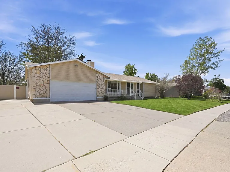 1788 E Tramway Dr — Photo 2