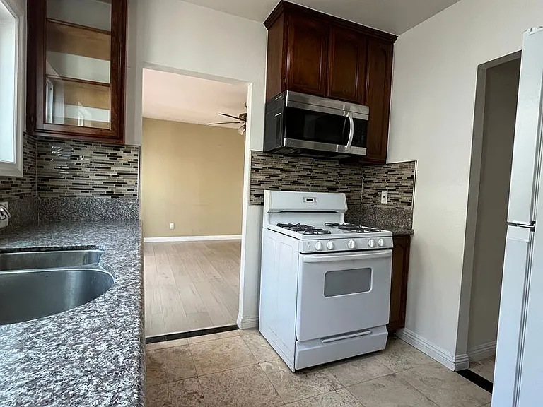 5217 5221 1/2 Denker Ave — Photo 3