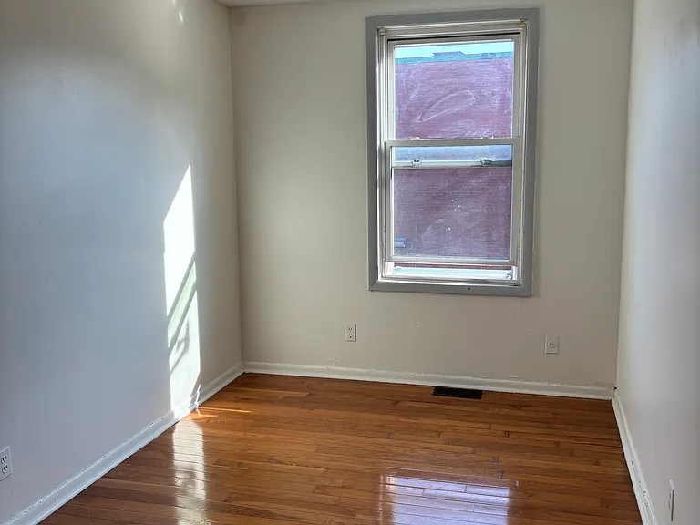 896 Longwood Ave — Photo 8