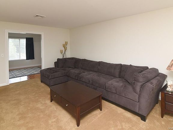 5th image of 306 Sheffield Ct