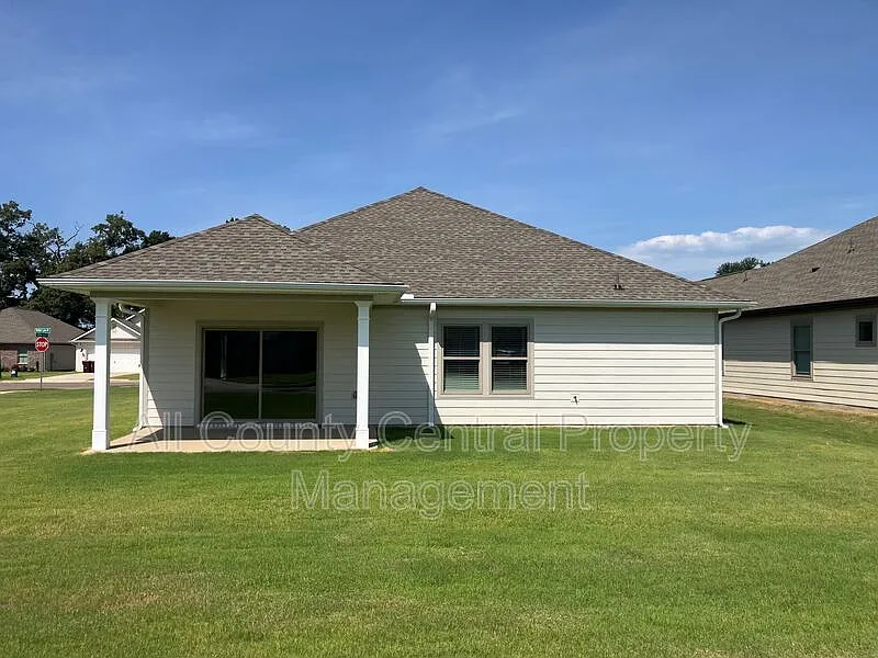4 bed, 2.0 bath, 2106 sqft, $2,095 — Photo 4
