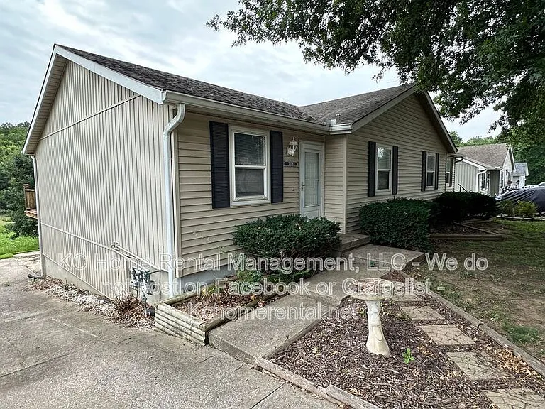 735 NE Barnes Dr #B — Photo 1