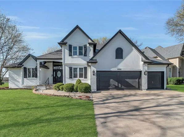 2201 SW Walden Dr, Lees Summit, MO 64081