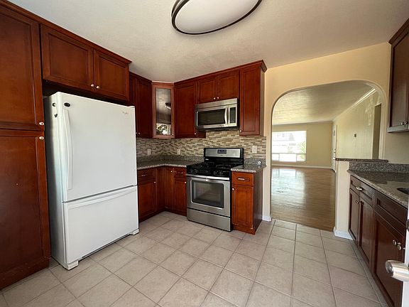 Kitchen v.2 with refrigerator and stove