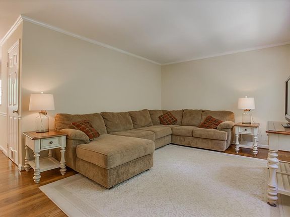 3rd image of 121 Brookewood Dr