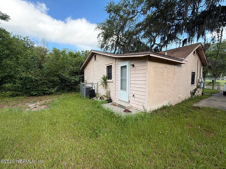 1454 Winthrop St — Photo 5