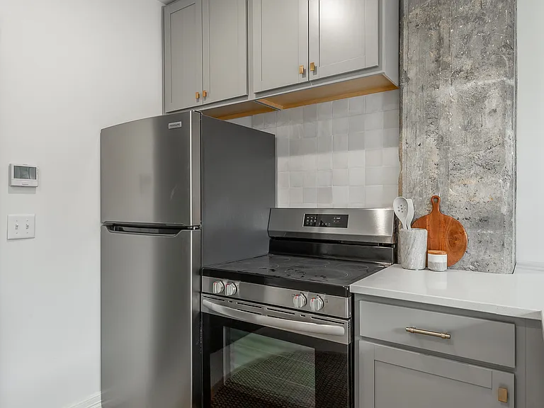 117 E 7th St #206 — Photo 9