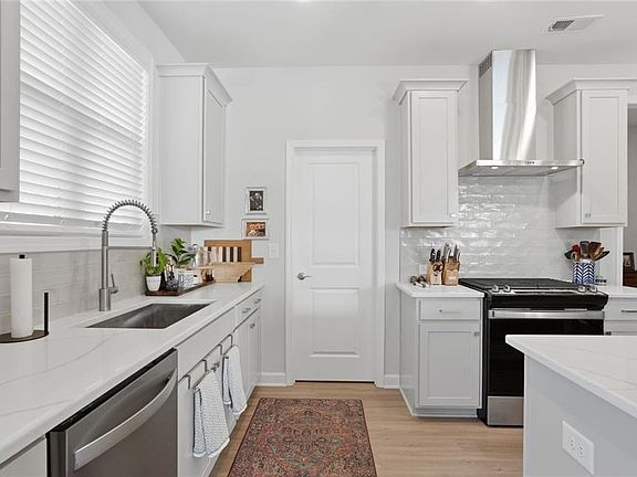 3rd image of 1700 Fulmont Cir