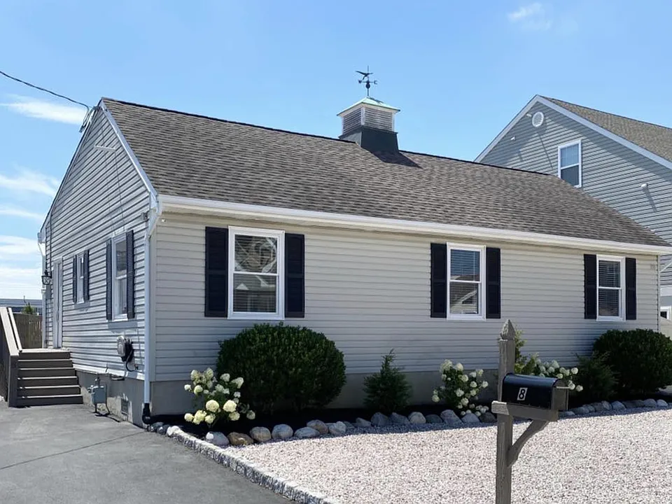 8 Rosalyn Dr