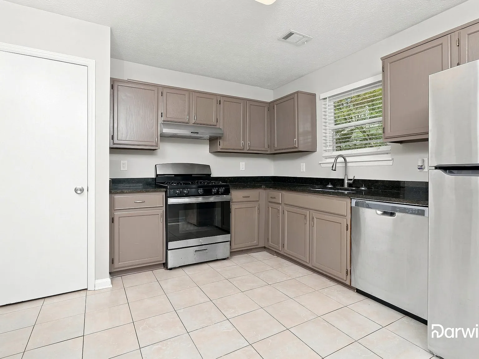 3 bed, 2.0 bath, 1284 sqft, $2,070 — Photo 3