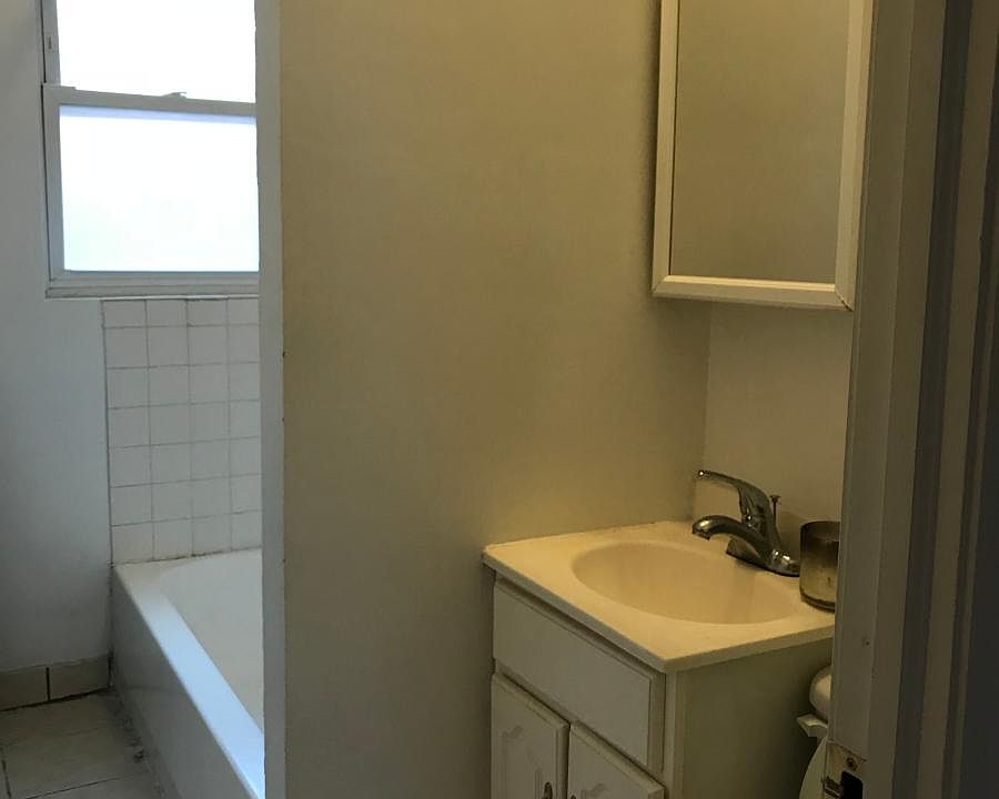 2nd image of 1344 1/2 W Argyle St APT 3S