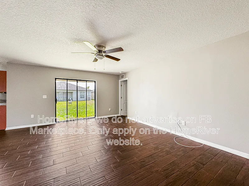 3 bed, 2.0 bath, 1629 sqft, $2,095 — Photo 2