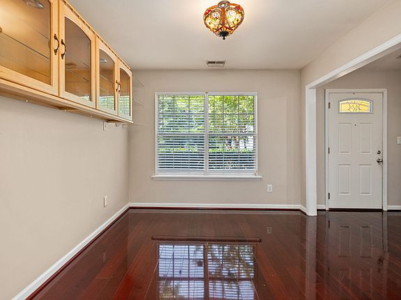 4th image of 412 Vivaldi Dr
