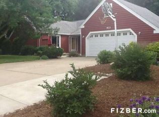 913 Hillside Dr, Monticello, IL 61856
