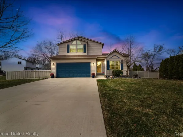 785 Eagle Heights Dr, South Lyon, MI 48178