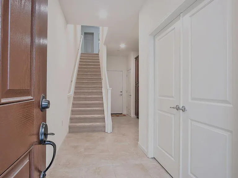 2703 Ferrara Cir — Photo 20