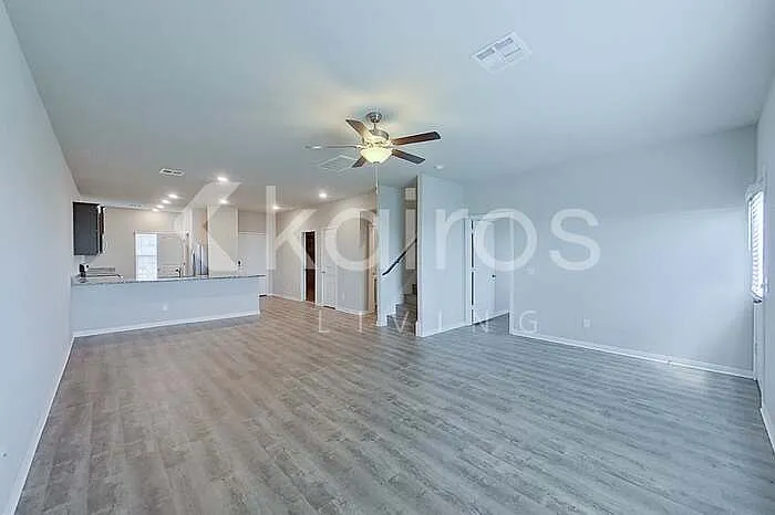 5 bed, 2.5 bath, 2700 sqft, $2,225 — Photo 3
