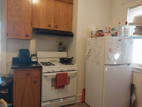 4th image of 97 Easton Ave