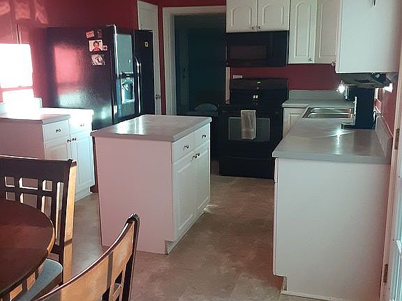 Kitchen w/island
