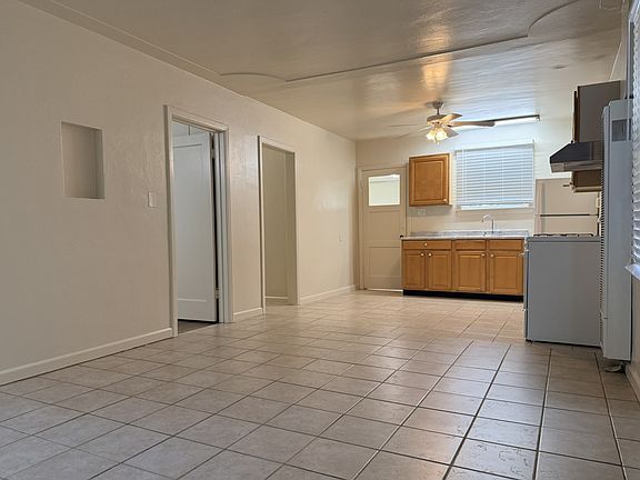 2nd image of 910 W 22nd St