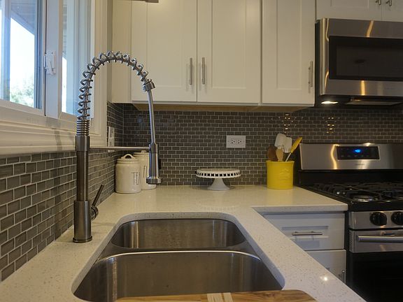 5th image of 420 Milford Ct