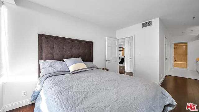 10724 Wilshire Blvd #809 — Photo 8