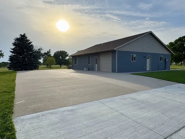 621 S Douglas St, Salem, SD 57058