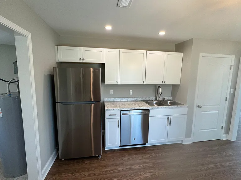 2204 Payne Ave — Photo 9