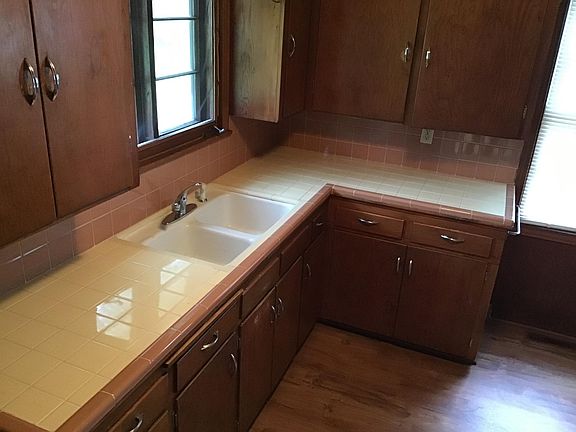 4th image of 802 N Forest Ave