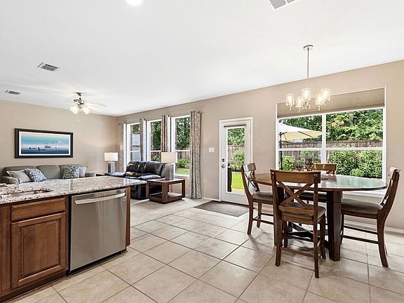 4th image of 3609 Redwood Cir