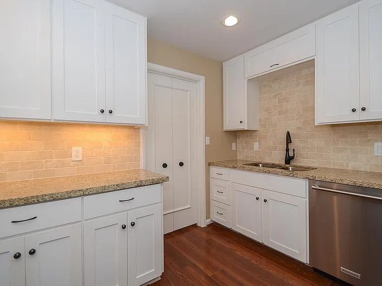 573 N Post Oak Ln — Photo 15