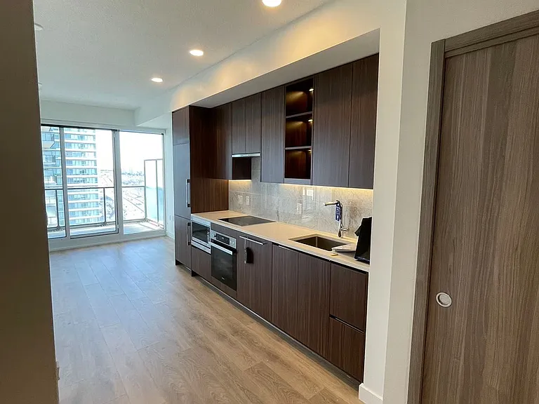 85 McMahon Dr #2215 — Photo 3