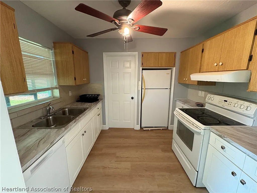 3 bed, 2.0 bath, 1052 sqft, $1,600 — Photo 3