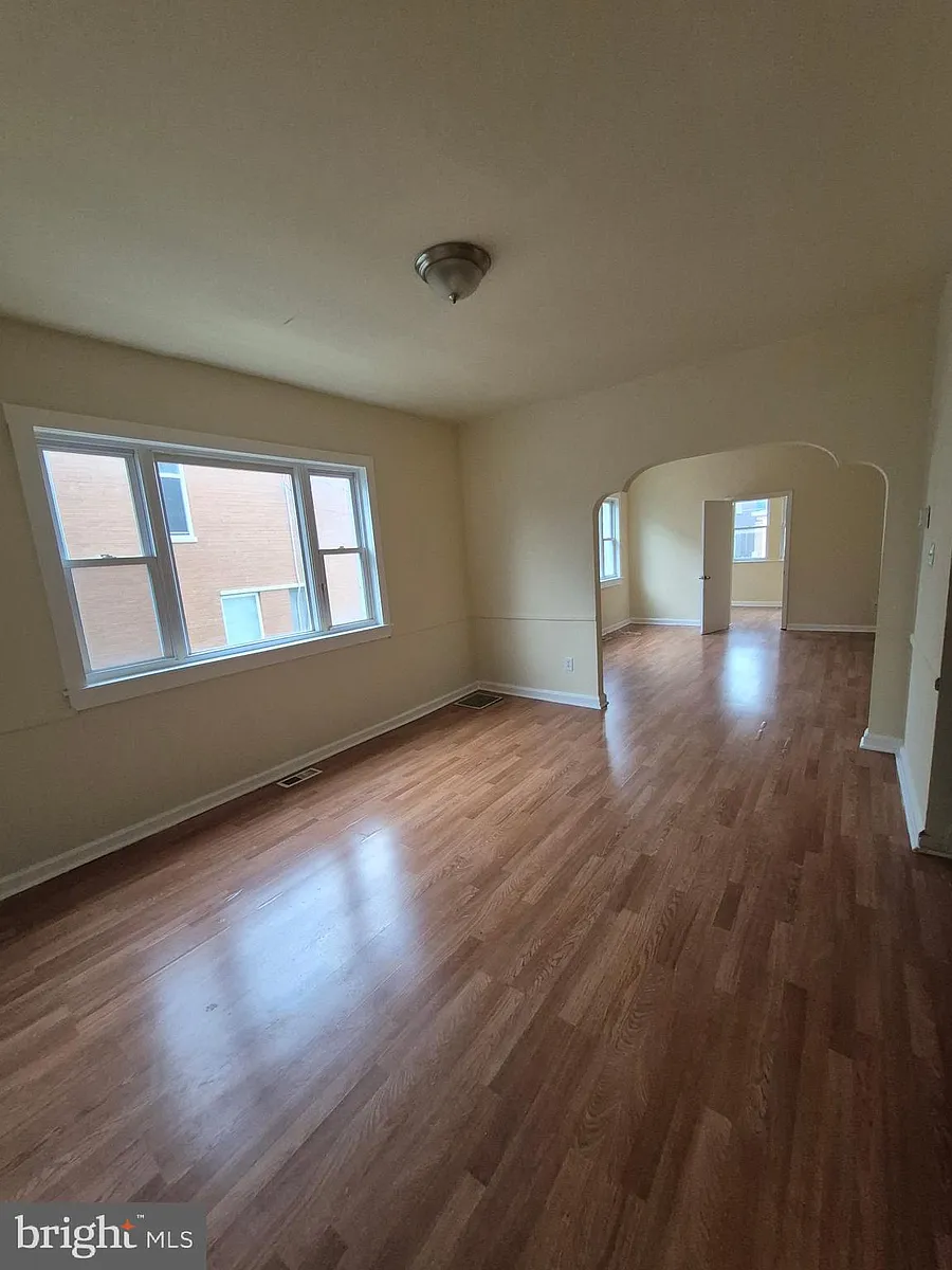 Building Photo - 1245 Empire Ave #1