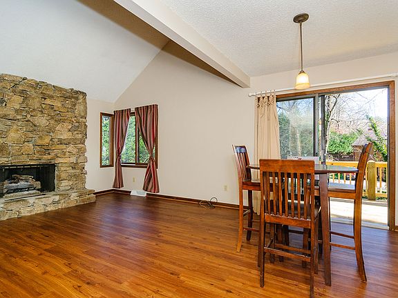 Livingroom Opens to Deck