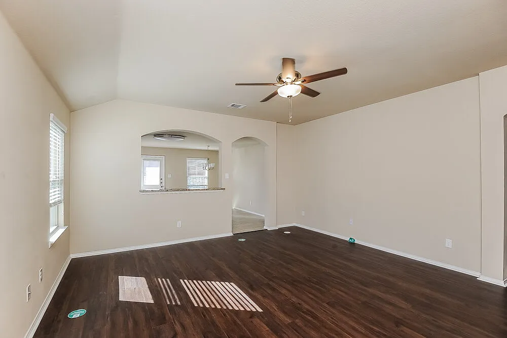 4 bed, 2.0 bath, 1645 sqft, $2,110 — Photo 4