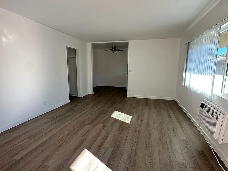 Sepulveda Apartments — Photo 45