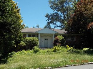 70 Tara Dr, Roslyn, NY 11576