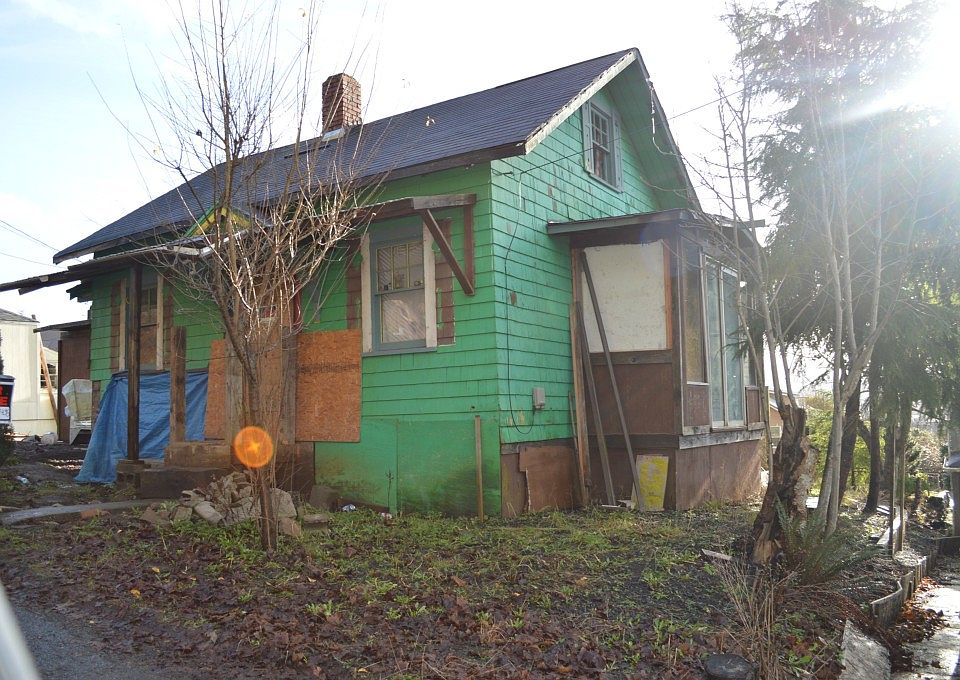 2nd image of 2112 Bush Ave