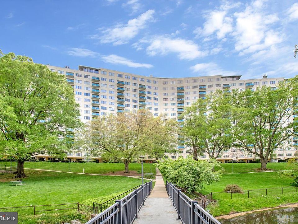 2nd image of 10201 Grosvenor Pl #38L1