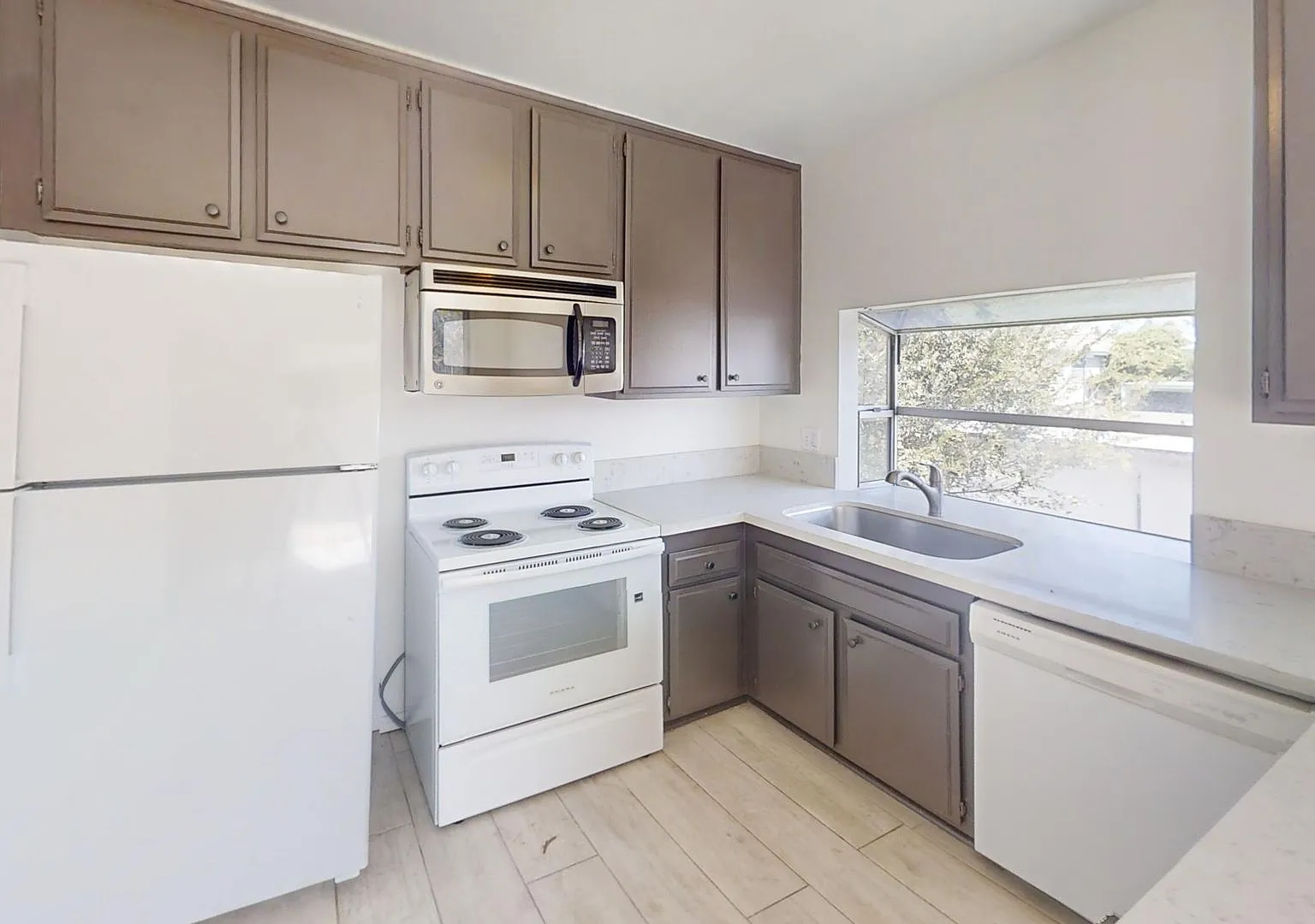 14702 Plaza Dr — Photo 4