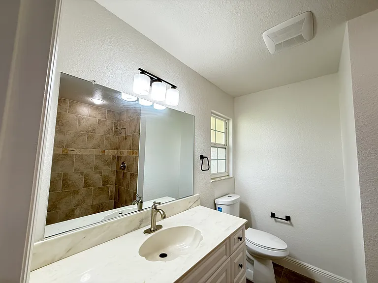 2712 SW 2nd Ave — Photo 4