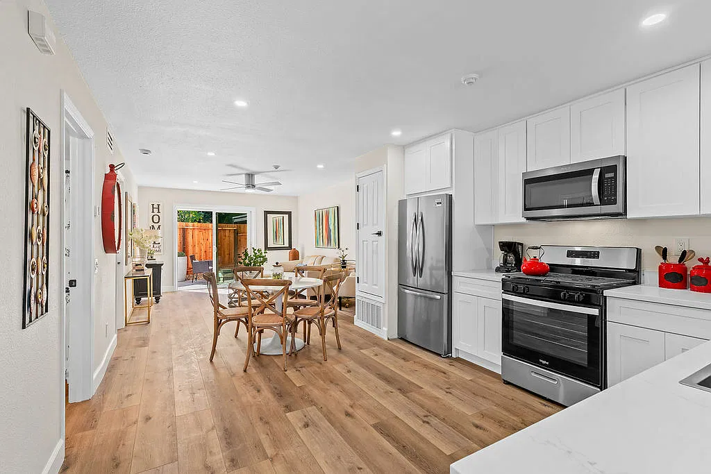 2 bed, 2.0 bath, 850 sqft, $3,000 — Photo 1