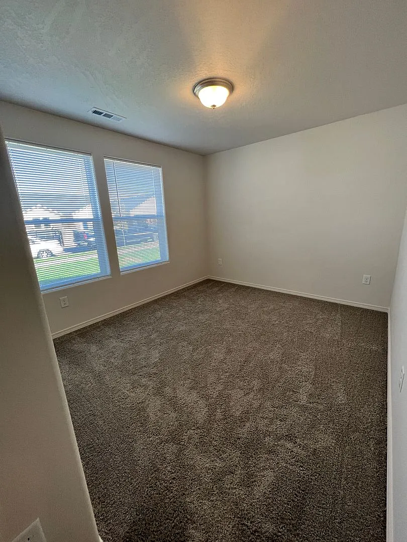 Modern 3 Bed 2 Bath!! Covered Patio!! — Photo 4