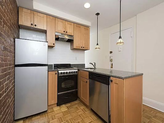 3rd image of 37 E 83rd St APT 1