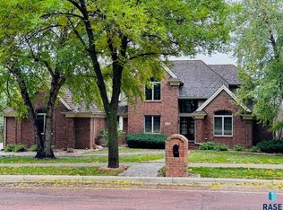 1009 W Ralph Rogers Rd, Sioux Falls, SD 57108