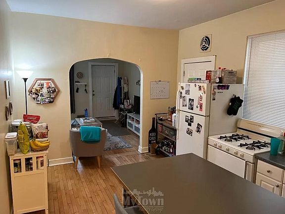 3rd image of 1921 W Belmont Ave #1R