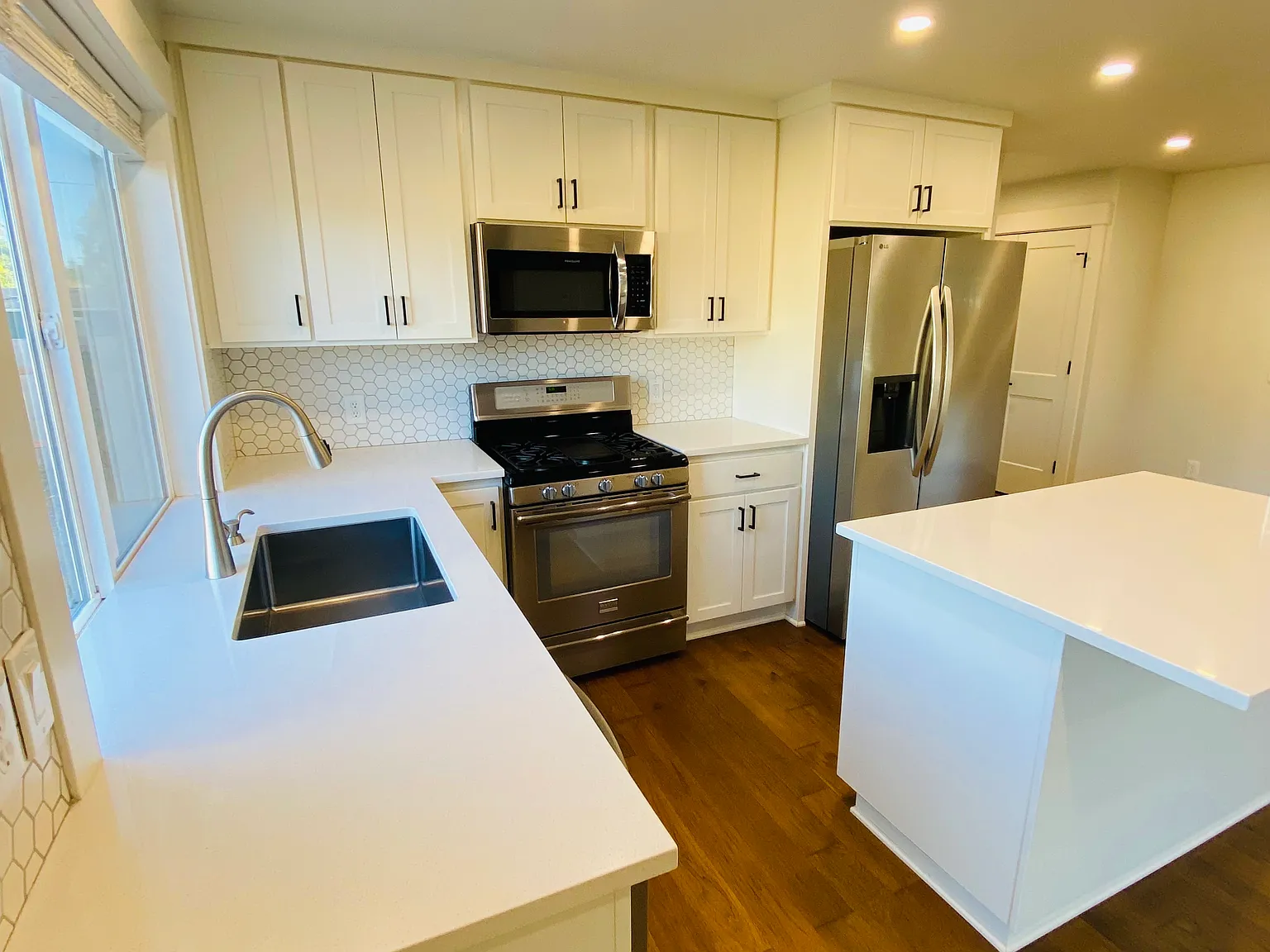2 bed, 910 sqft, $2,300 — Photo 3
