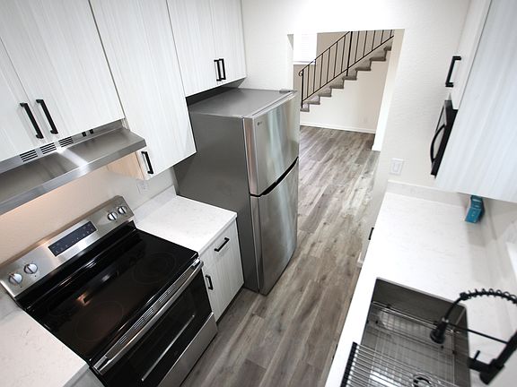 2nd image of 8 Holcomb Ct #6-B